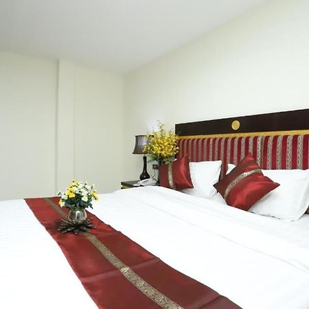 Lucky Palace Hotel Bangkok Bagian luar foto