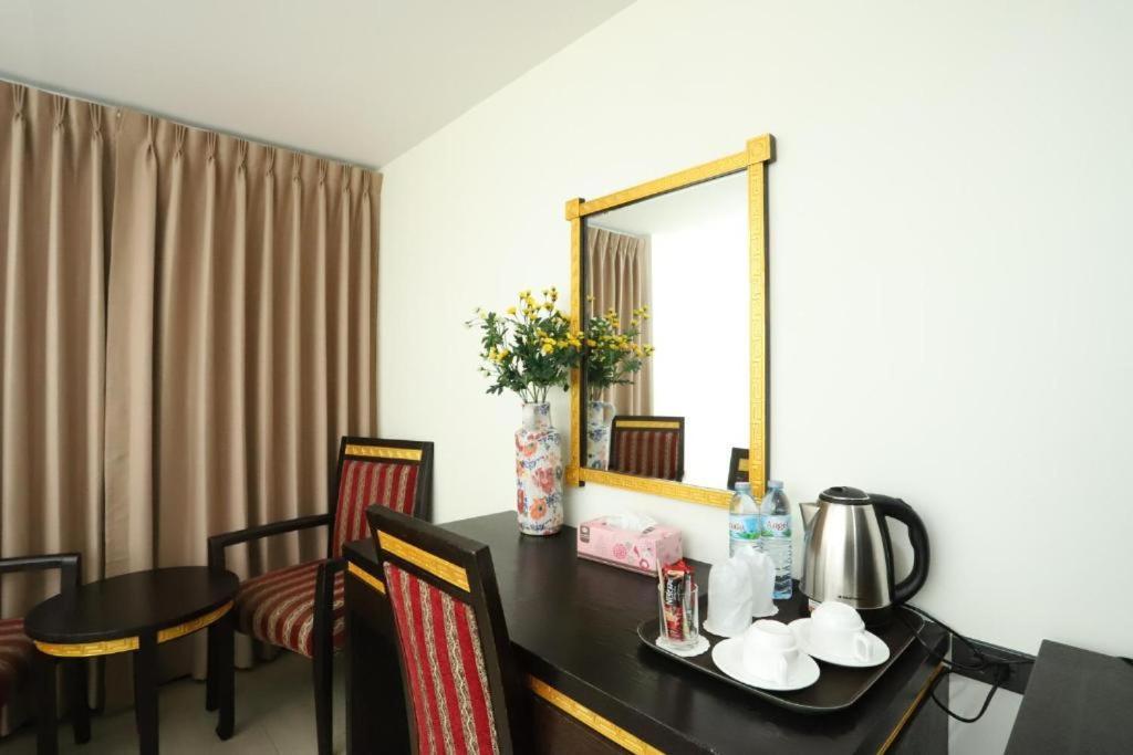 Lucky Palace Hotel Bangkok Bagian luar foto