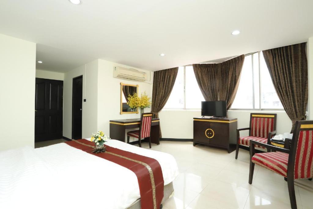 Lucky Palace Hotel Bangkok Bagian luar foto