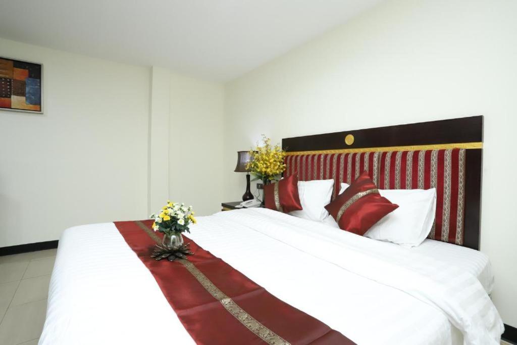 Lucky Palace Hotel Bangkok Bagian luar foto