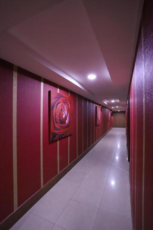 Lucky Palace Hotel Bangkok Bagian luar foto