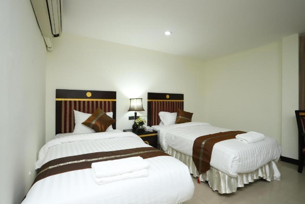 Lucky Palace Hotel Bangkok Bagian luar foto