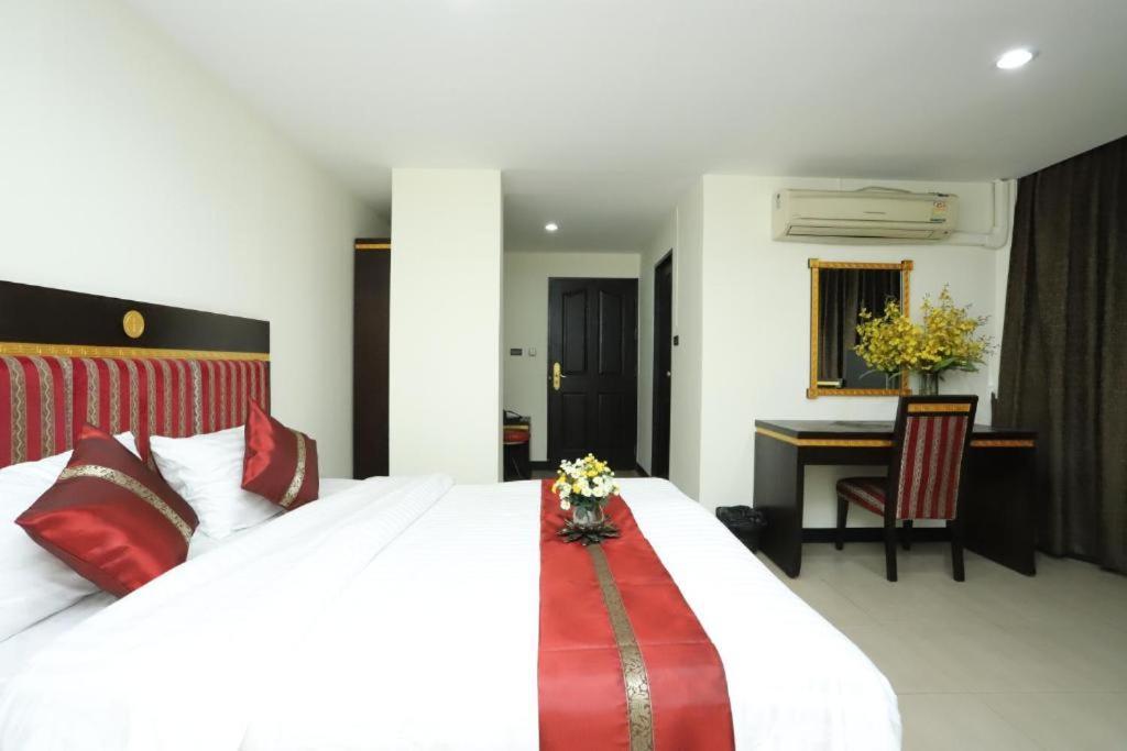Lucky Palace Hotel Bangkok Bagian luar foto
