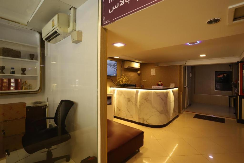 Lucky Palace Hotel Bangkok Bagian luar foto