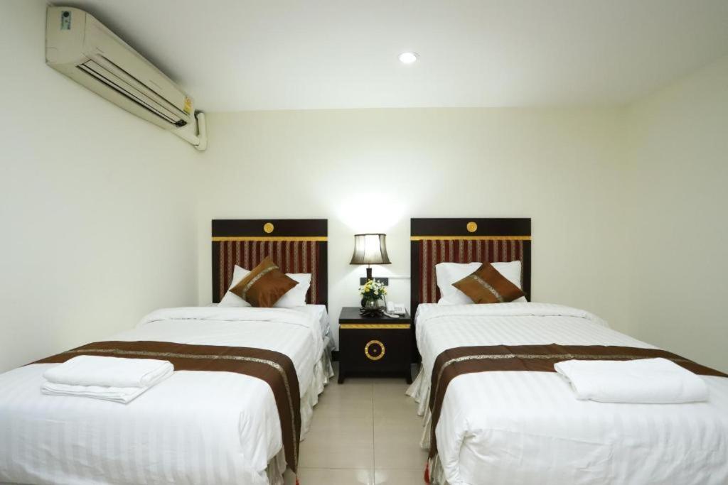 Lucky Palace Hotel Bangkok Bagian luar foto