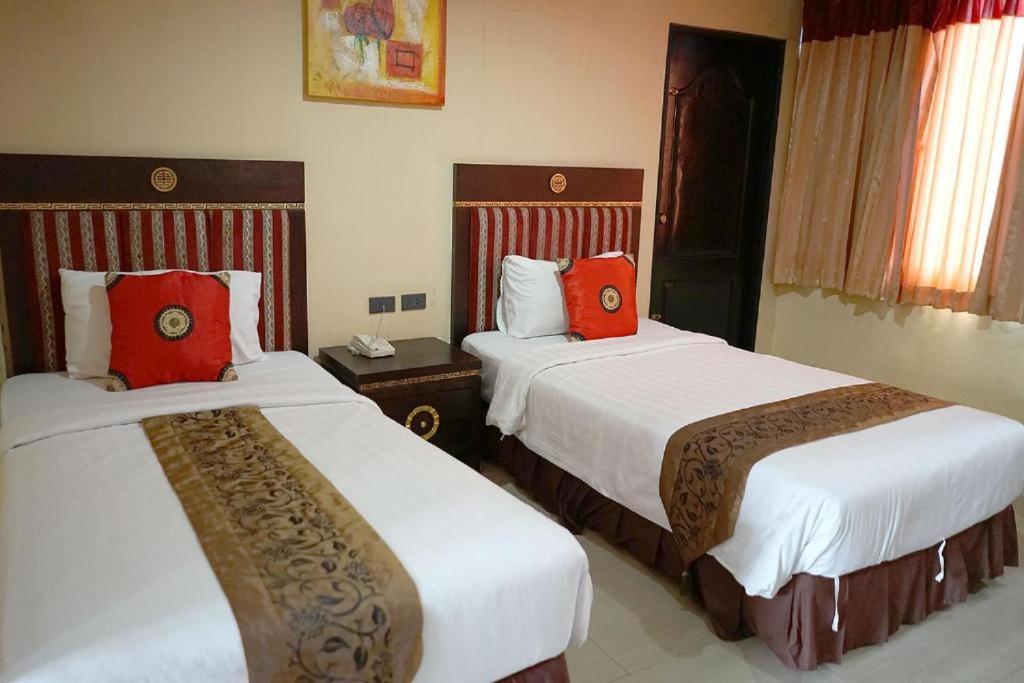 Lucky Palace Hotel Bangkok Bagian luar foto